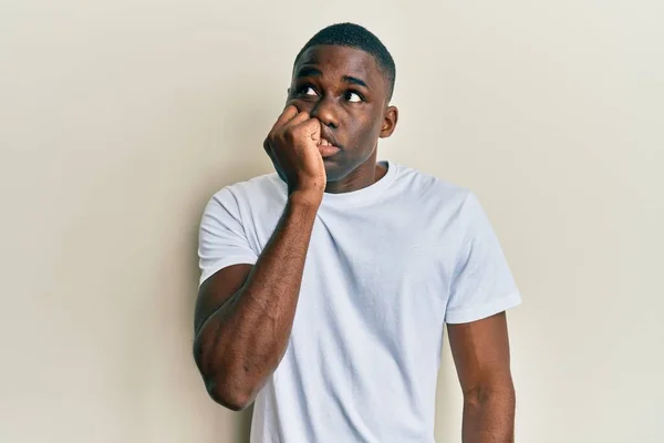 Gündelik Beyaz Tişört Giyen Afro Amerikalı Genç Bir Adam Gergin — Stok fotoğraf