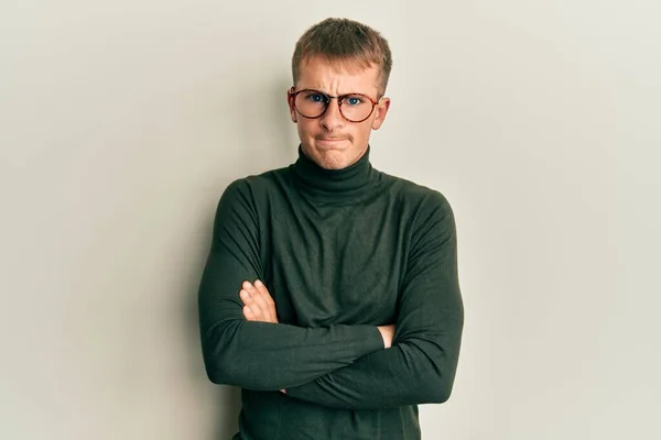 Junger Kaukasischer Mann Mit Brille Und Verschränkten Armen Skeptisch Und — Stockfoto