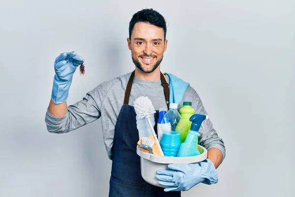 Joven Hispano Sosteniendo Productos Limpieza Cucaracha Sonriendo Con Una Sonrisa — Foto de Stock