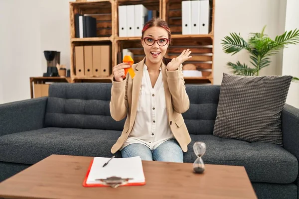 Jonge Blanke Vrouw Houdt Bewustzijn Oranje Lint Kantoor Vieren Overwinning — Stockfoto