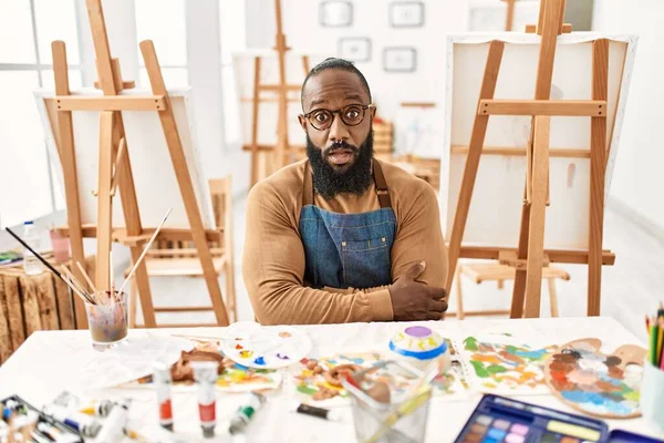 Hombre Artista Afroamericano Estudio Arte Asustado Sorprendido Con Expresión Sorpresa — Foto de Stock