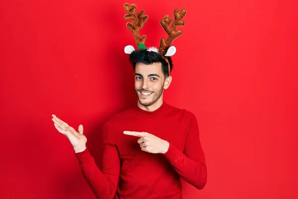 Fiatal Spanyol Férfi Visel Aranyos Karácsonyi Rénszarvas Szarv Elámult Mosolygott — Stock Fotó