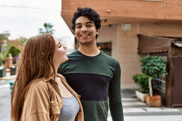 Joven Pareja Interracial Sonriendo Feliz Abrazándose Pie Ciudad — Foto de Stock