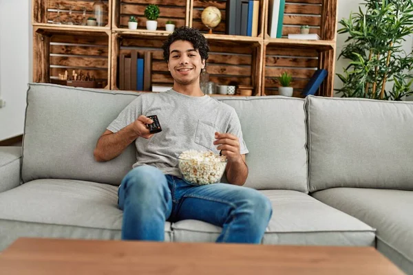 Giovane Uomo Ispanico Guardando Film Seduto Sul Divano Casa — Foto Stock