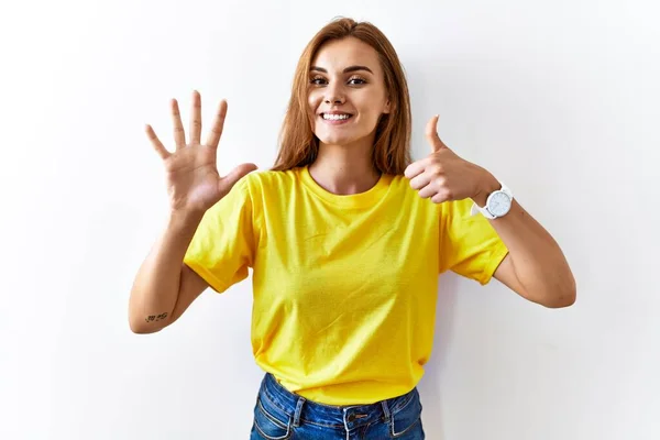 Jonge Brunette Vrouw Staande Geïsoleerde Achtergrond Tonen Wijzen Met Vingers — Stockfoto