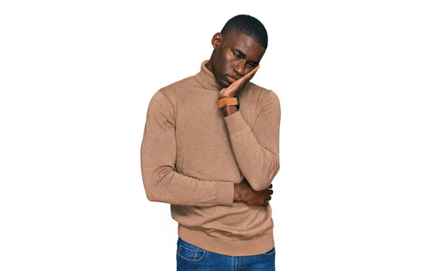 Jovem Afro Americano Vestindo Camisola Inverno Casual Pensando Cansado Entediado — Fotografia de Stock