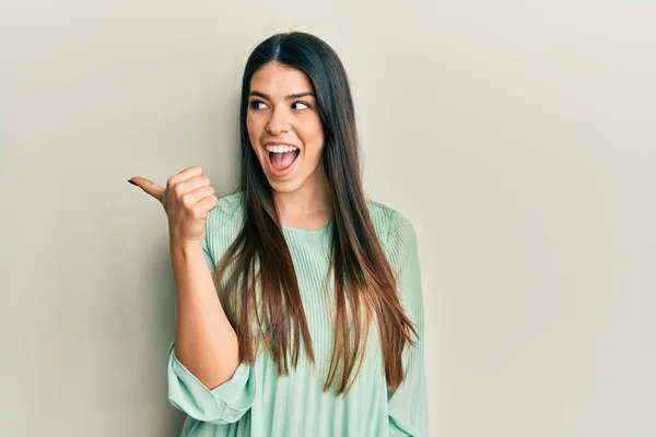 Молода Іспаномовна Жінка Повсякденному Одязі Вказує Великий Палець Сторону Усміхнений — стокове фото