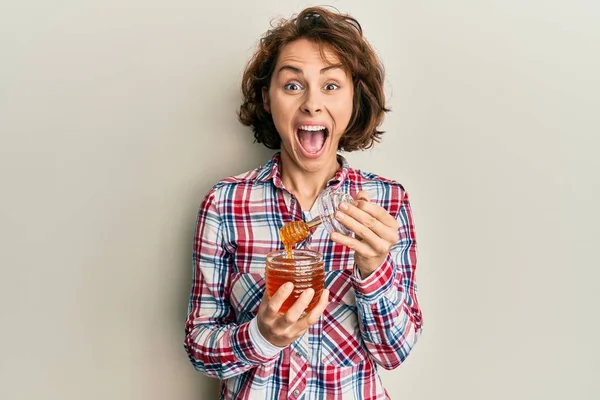 Jong Brunette Vrouw Holding Fris Honing Vieren Gek Verbaasd Voor — Stockfoto