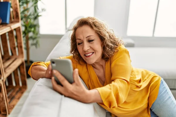 Kaukasische Frau Mittleren Alters Sitzt Mit Smartphone Hause Auf Dem — Stockfoto