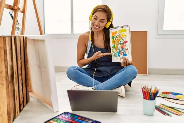 Jovem Artista Hispânico Mulher Sorrindo Desenho Feliz Estúdio Arte — Fotografia de Stock