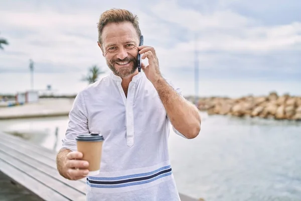 Homem Meia Idade Segurando Café Conversando Com Telefone Junto Mar — Fotografia de Stock