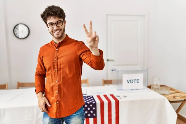 Hombre Hispano Pie Sala Elecciones Sonriendo Mirando Cámara Mostrando Los — Foto de Stock