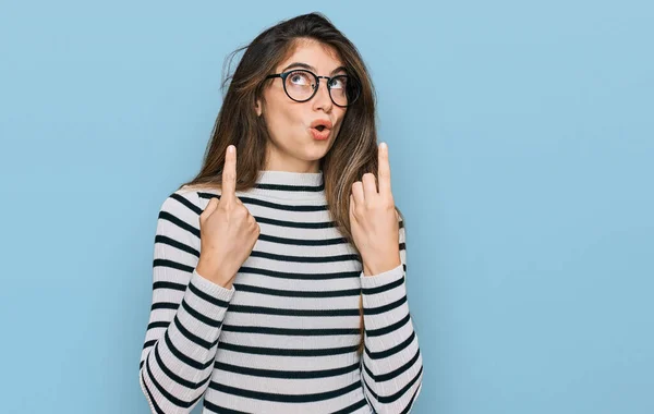 Joven Hermosa Adolescente Con Ropa Casual Gafas Sorprendida Sorprendida Mirando — Foto de Stock