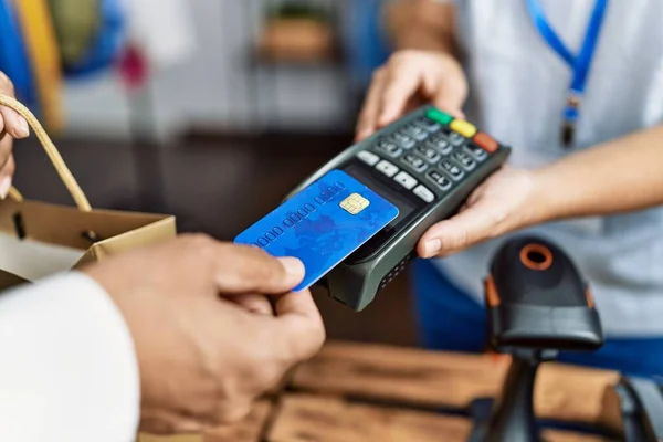 Homem Mulher Meia Idade Usando Cartão Crédito Telefone Dados Pagando — Fotografia de Stock