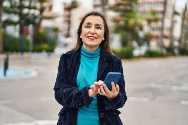 Medelålders Kvinna Företagsledare Med Hjälp Smartphone Gatan — Stockfoto