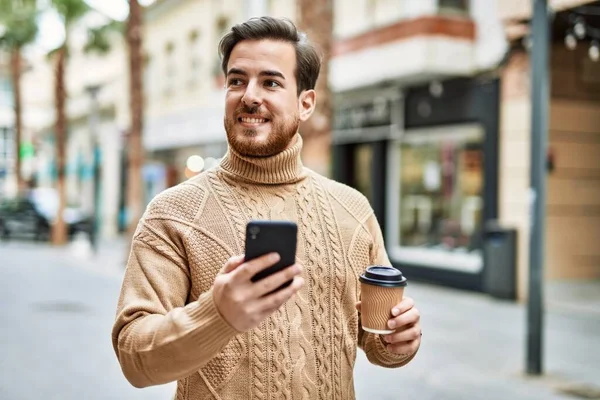Jonge Kaukasische Man Met Smartphone Die Koffie Drinkt Stad — Stockfoto