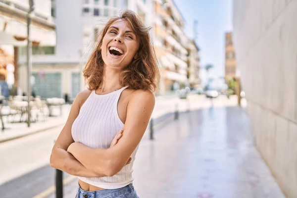 Jonge Kaukasische Vrouw Glimlachen Zelfverzekerd Straat — Stockfoto