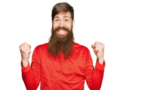 Roodharige Man Met Lange Baard Draagt Casual Kleding Vieren Verrast — Stockfoto