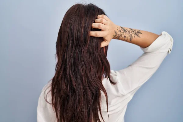 Mujer Caucásica Joven Con Camisa Blanca Casual Sobre Fondo Aislado —  Fotos de Stock