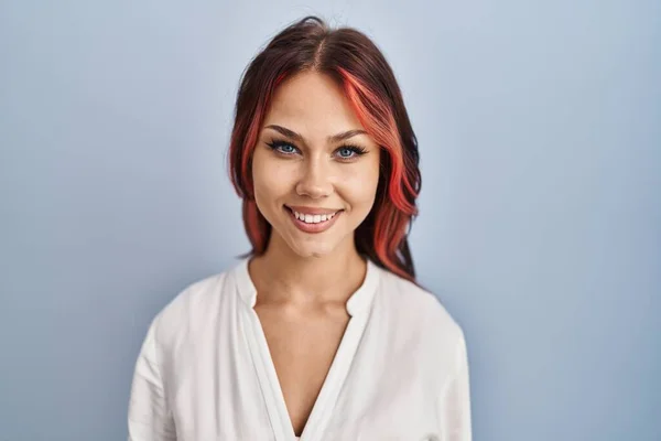 Mujer Caucásica Joven Con Camisa Blanca Casual Sobre Fondo Aislado — Foto de Stock