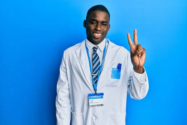 Jovem Afro Americano Vestindo Uniforme Cientista Sorrindo Com Cara Feliz — Fotografia de Stock