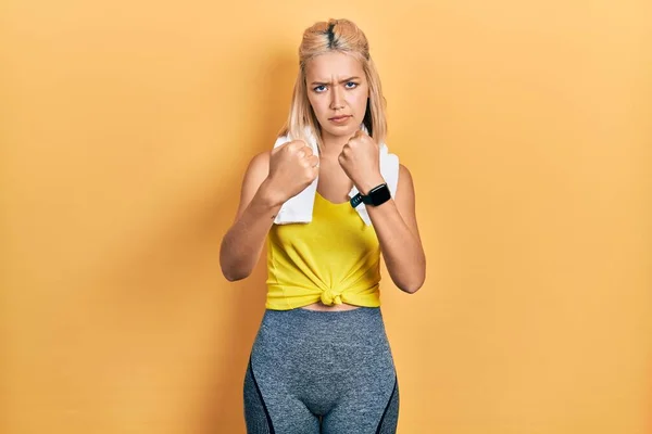Beautiful Blonde Sports Woman Wearing Workout Outfit Ready Fight Fist — Foto Stock