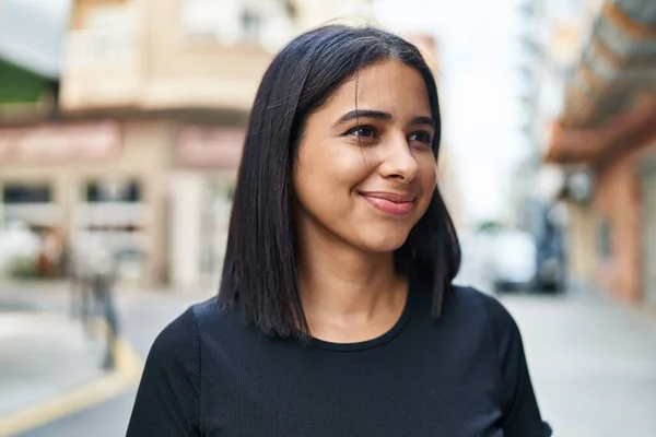 Jonge Latin Vrouw Glimlachen Zelfverzekerd Staan Straat — Stockfoto