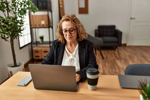 Moyen Âge Caucasien Femme Affaires Utilisant Ordinateur Portable Travaillant Bureau — Photo