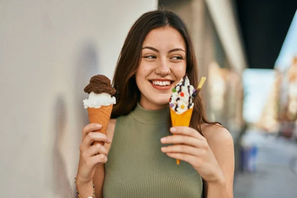 Joven Chica Caucásica Sonriendo Feliz Comiendo Helado Ciudad —  Fotos de Stock