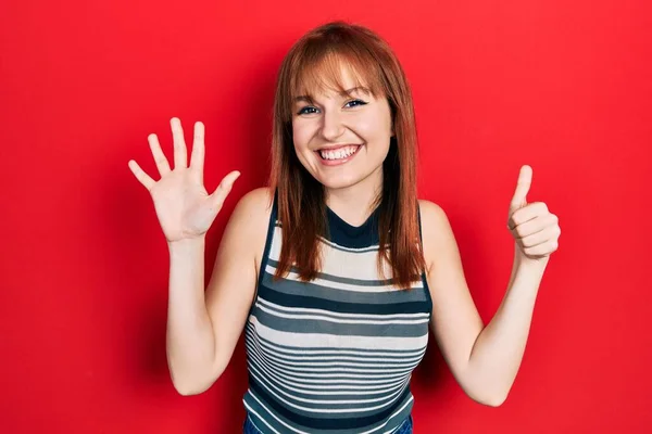 Kızıl Saçlı Genç Kadın Rahat Bir Tişört Giyiyor Altıncı Parmaklarıyla — Stok fotoğraf
