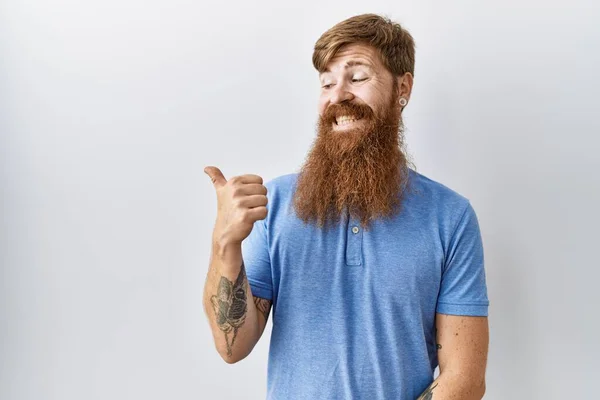 Caucasian Man Long Beard Standing Isolated Background Smiling Happy Face — Fotografia de Stock