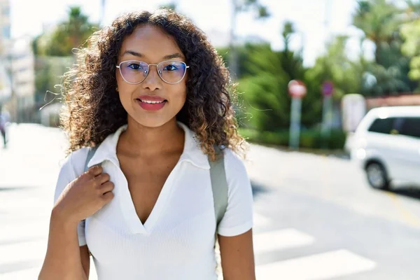 Ung Latinamerikansk Flicka Ler Lycklig Stående Vid Staden — Stockfoto