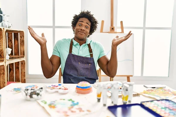 Joven Hombre Afroamericano Sentado Mesa Estudio Arte Expresión Despistado Confundido — Foto de Stock