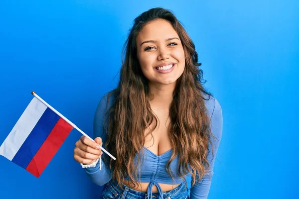 Młoda Latynoska Dziewczyna Trzyma Rosyjską Flagę Patrząc Pozytywnie Szczęśliwie Stojąc — Zdjęcie stockowe