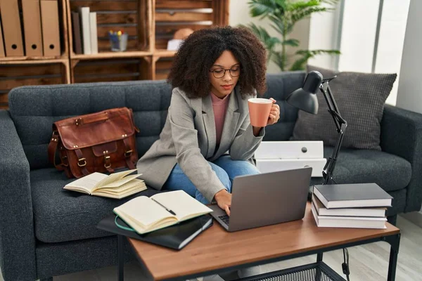 Junge Afrikanisch Amerikanische Psychologin Benutzt Laptop Und Trinkt Kaffee Psychologiezentrum — Stockfoto