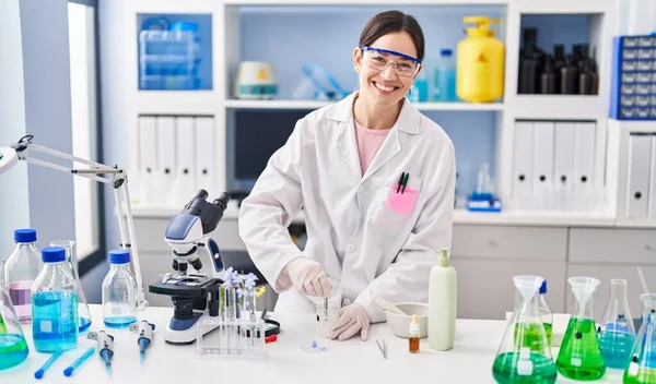 研究室で働く科学者の制服を着た若い女性 — ストック写真