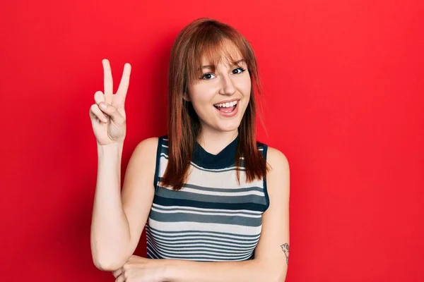 Redhead Ung Kvinna Bär Casual Skjorta Leende Med Glada Ansikte — Stockfoto