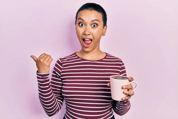 Mulher Hispânica Bonita Com Cabelo Curto Bebendo Uma Xícara Café — Fotografia de Stock