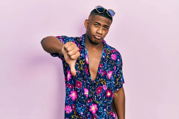 Jeune Homme Noir Portant Chemise Hawaïenne Lunettes Soleil Regardant Malheureux — Photo