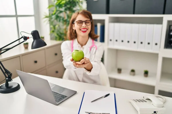 Mujer Joven Caucásica Vistiendo Uniforme Médico Sosteniendo Manzana Clínica —  Fotos de Stock