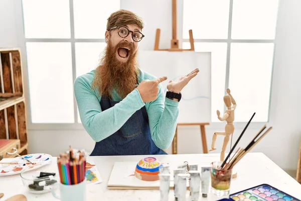 Redhead Man Long Beard Painting Clay Bowl Art Studio Amazed — 图库照片