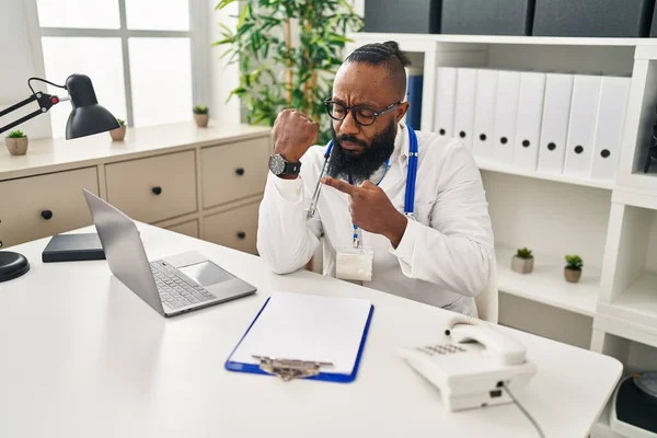 Jovem Afro Americano Vestindo Uniforme Médico Com Expressão Séria Mostrando — Fotografia de Stock