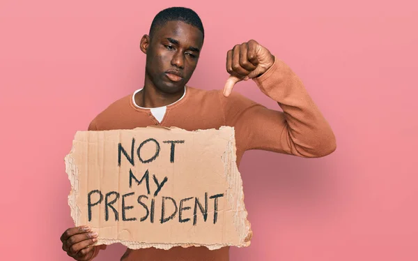 Jonge Afro Amerikaanse Man Houdt Niet Mijn President Protestspandoek Met — Stockfoto