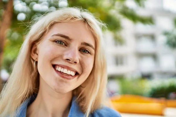 Όμορφη Ξανθιά Νεαρή Γυναίκα Χαμογελά Ευτυχισμένη Έξω Μια Ηλιόλουστη Μέρα — Φωτογραφία Αρχείου