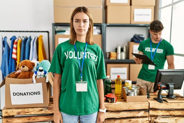 Menina Loira Jovem Vestindo Shirt Voluntária Carrinho Doação Cético Nervoso — Fotografia de Stock