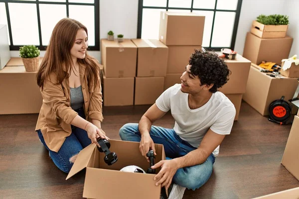 Young Couple Smiling Happy Unboxing Cardboard Box New Home — Stock Photo, Image