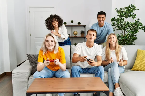 Groep Van Jonge Vrienden Glimlachen Gelukkig Spelen Videospel Thuis — Stockfoto