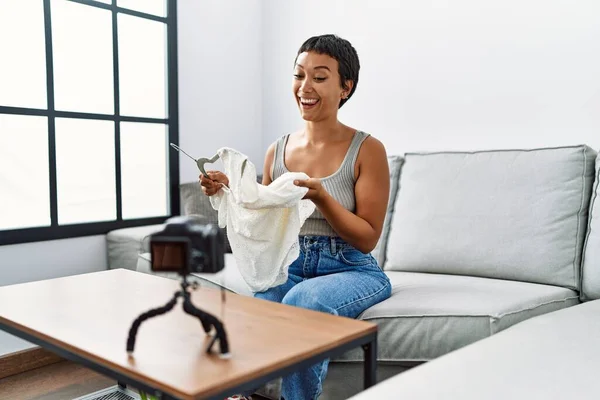 Jovem Hispânica Sorrindo Confiante Enviando Roupas Casa — Fotografia de Stock