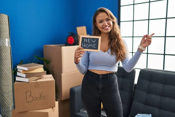 Junge Hispanische Frau Hält Tafel Mit Neuem Heimtext Und Lächelt — Stockfoto
