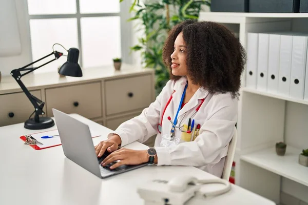 Jovem Afro Americana Vestindo Uniforme Médico Usando Laptop Clínica — Fotografia de Stock